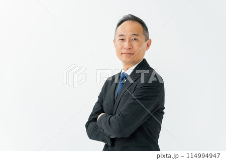 ミドル男性　ビジネス　腕組み 114994947