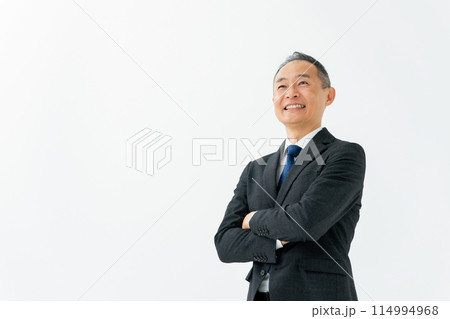 ミドル男性　ビジネス　腕組み 114994968