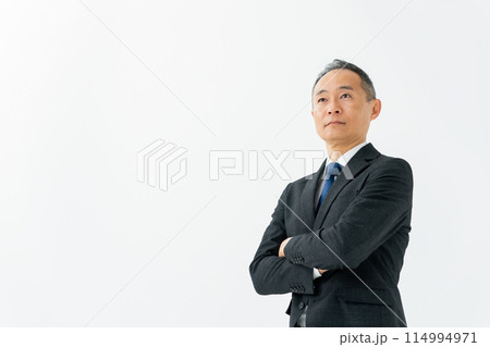 ミドル男性　ビジネス　腕組み 114994971