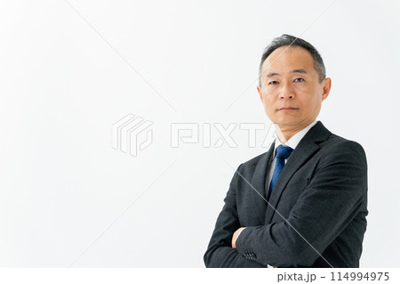 ミドル男性　ビジネス　腕組み 114994975