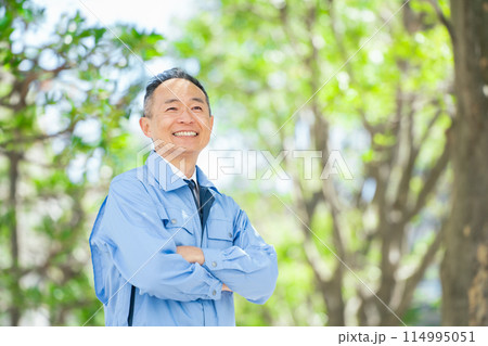 ミドル男性　作業服　新緑 114995051