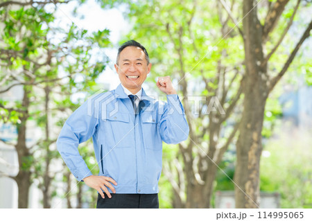 ミドル男性　作業服　新緑　ガッツポーズ 114995065