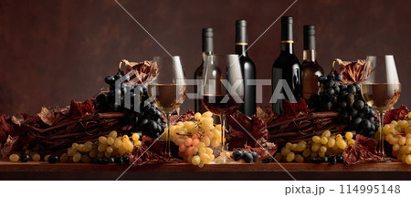 White and red wine with bunches of grapes. 114995148