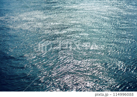 青い海面の煌めき 114996088