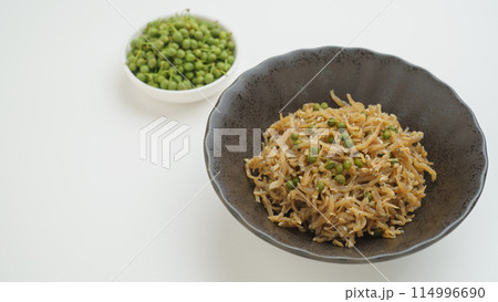 ちりめん山椒と材料の実山椒 ちりめん山椒と材料の実山椒 114996690