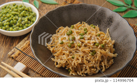 ちりめん山椒と材料の実山椒 114996704