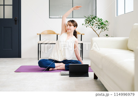 ストレッチをする女性 114996979