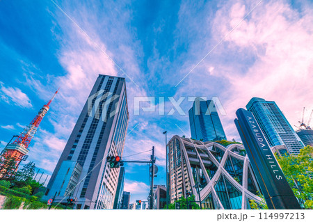 日本の東京都市景観 5月。麻布台ヒルズや東京タワーなどを望む。奥に航空機が見える＝5日 114997213