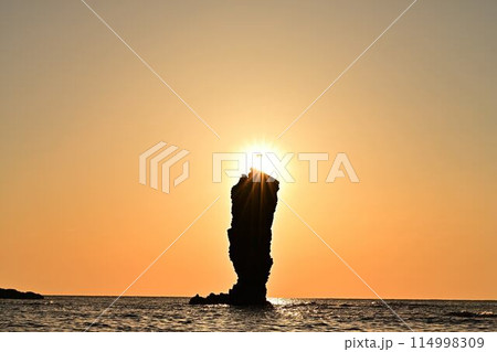 海に沈む夕日 114998309