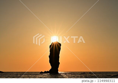 海に沈む夕日 114998311