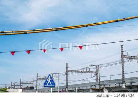 鉄道高架橋と三角旗と電線防護管 114998434