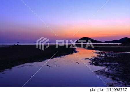 【香川県】日没の父母ヶ浜(瀬戸内の天空の鏡)夕日の絶景で知られる観光名所 【香川県】日没の父母ヶ浜(瀬戸内の天空の鏡)夕日の絶景で知られる観光名所 114998557