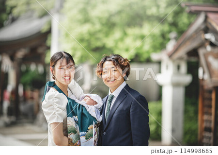 父と母と子の家族3人でお宮参り 114998685