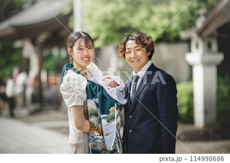 父と母と子の家族3人でお宮参り 114998686