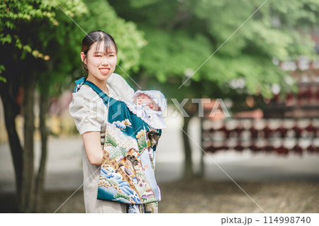お宮参りする母と子 お宮参りする母と子 114998740