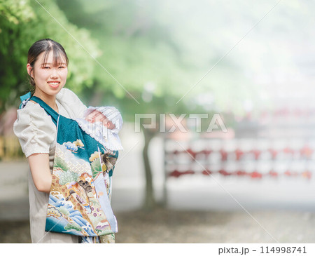 お宮参りする母と子 お宮参りする母と子 114998741