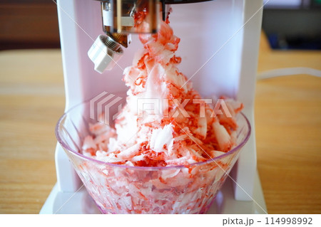 かき氷機で美味しい冷凍苺を削って作った冷凍いちごかき氷。 114998992