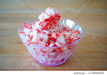 かき氷機で美味しい冷凍苺を削って作った冷凍いちごかき氷。 かき氷機で美味しい冷凍苺を削って作った冷凍いちごかき氷。 114998993