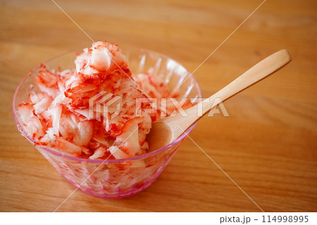 かき氷機で美味しい冷凍苺を削って作った冷凍いちごかき氷。 114998995