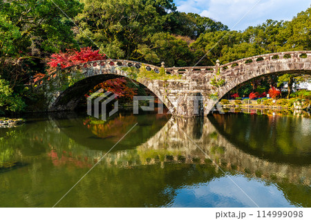 諫早公園（眼鏡橋）の紅葉　【長崎県諫早市】 114999098