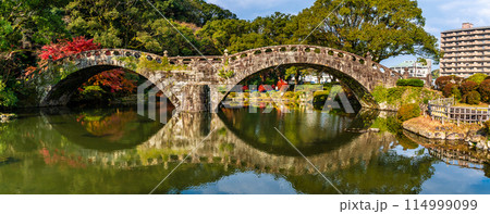 諫早公園（眼鏡橋）の紅葉　パノラマ　【長崎県諫早市】 114999099