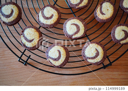 10歳の子供と焼いた焼きたて手作りクッキー。アーモンドとココア味のアイスボックスクッキー 114999189