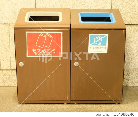 建物に設置されたゴミ箱 建物に設置されたゴミ箱 114999240