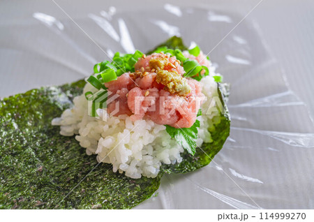 ネギトロのふんわりおにぎり ネギトロのふんわりおにぎり 114999270