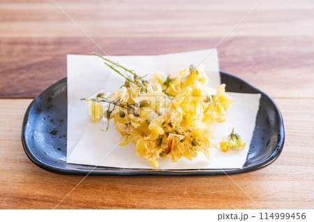 初夏を感じるニセアカシアの天ぷら 初夏を感じるニセアカシアの天ぷら 114999456