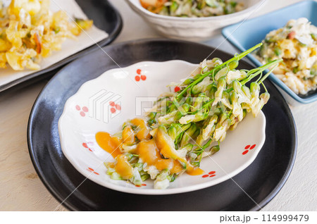 酢味噌をかけたニセアカシア 114999479