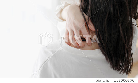 乾燥肌で悩む女性 乾燥肌で悩む女性 115000576