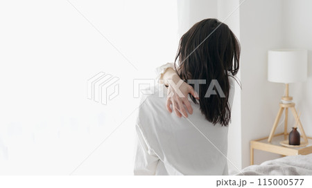 乾燥肌で悩む女性 115000577