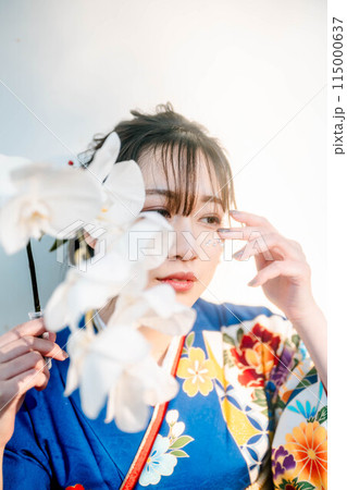 白い花を持っている青い着物の若い女性 白い花を持っている青い着物の若い女性 115000637