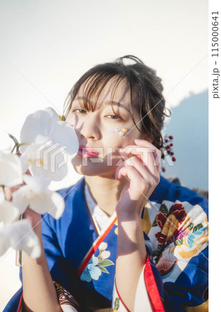 白い花を持っている青い着物の若い女性 白い花を持っている青い着物の若い女性 115000641
