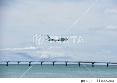沖縄のウミカジテラスから眺める飛行機着陸 115000808
