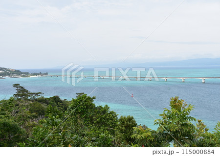 運天森園地展望台から眺める沖縄の海と古宇利大橋 運天森園地展望台から眺める沖縄の海と古宇利大橋 115000884