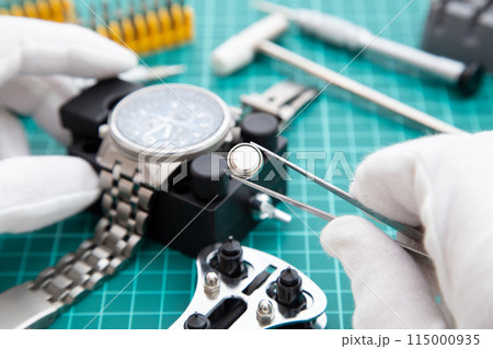 腕時計の電池交換作業 115000935