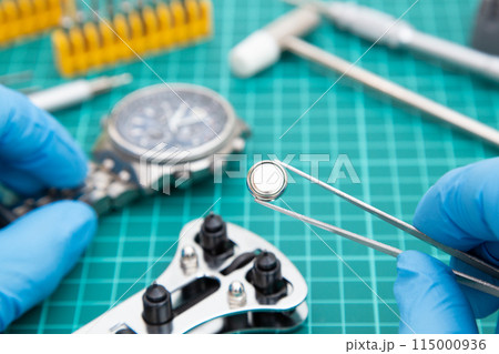 腕時計の電池交換作業 115000936