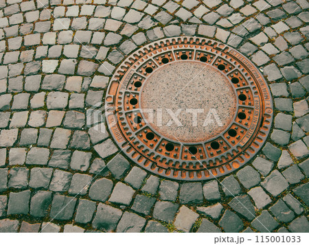ヨーロッパの石畳とマンホールの蓋の写真素材 [115001033] - PIXTA
