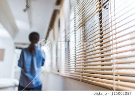 ノートを持った女性 115001087