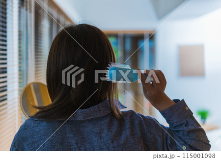 ヘアケアをする女性 115001098