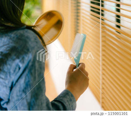 ヘアケアをする女性 ヘアケアをする女性 115001101