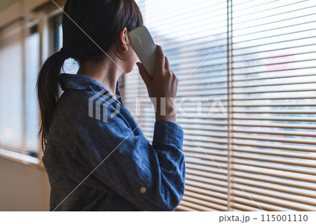 電話をする女性 電話をする女性 115001110