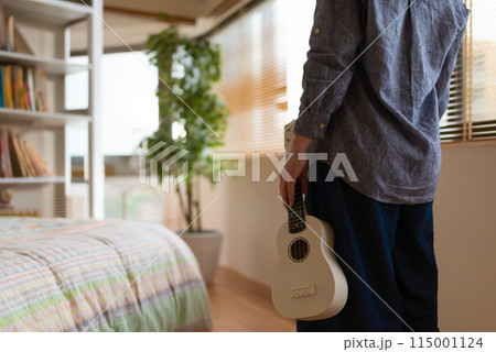 ウクレレを持った女性 ウクレレを持った女性 115001124