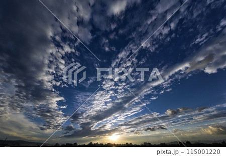 多様な雲が放射状に広がった爽快な晩秋の朝空・超広角・空主体・231005am 多様な雲が放射状に広がった爽快な晩秋の朝空・超広角・空主体・231005am 115001220