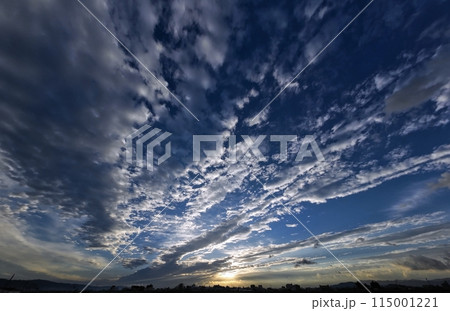 多様な雲が放射状に広がった爽快な晩秋の朝空・超広角・空主体・231005am 多様な雲が放射状に広がった爽快な晩秋の朝空・超広角・空主体・231005am 115001221