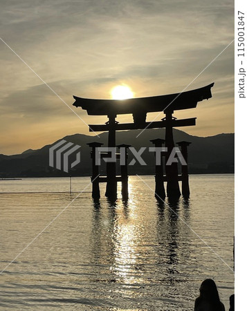 海に浮かぶ鳥居 115001847