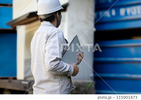 作業着の男性 / 建設や工事関連 115001873