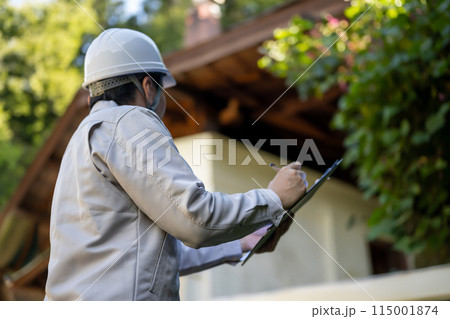 作業着の男性 / 建設や工事関連 115001874