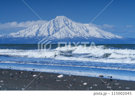 海越しの冠雪した利尻富士 冬の絶景 海越しの冠雪した利尻富士 冬の絶景 115002045